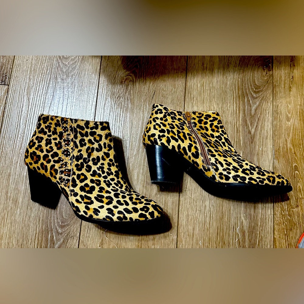 Vionic brand leopard/cheetah ankle boots